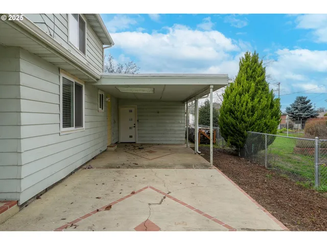 a view of a backyard