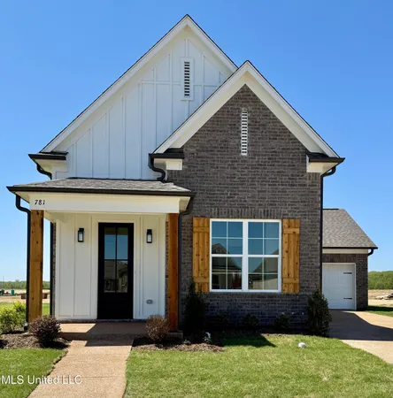 $370,900 | 902 Coahoma Court, Nesbit, MS 38651