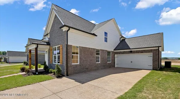 $370,900 | 902 Coahoma Court, Nesbit, MS 38651