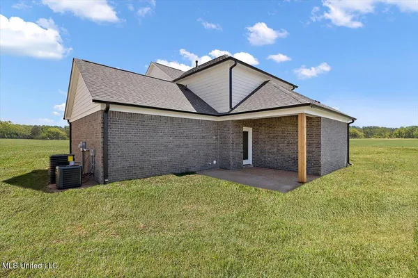 $370,900 | 902 Coahoma Court, Nesbit, MS 38651