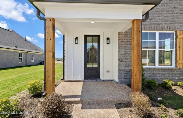 $370,900 | 902 Coahoma Court, Nesbit, MS 38651