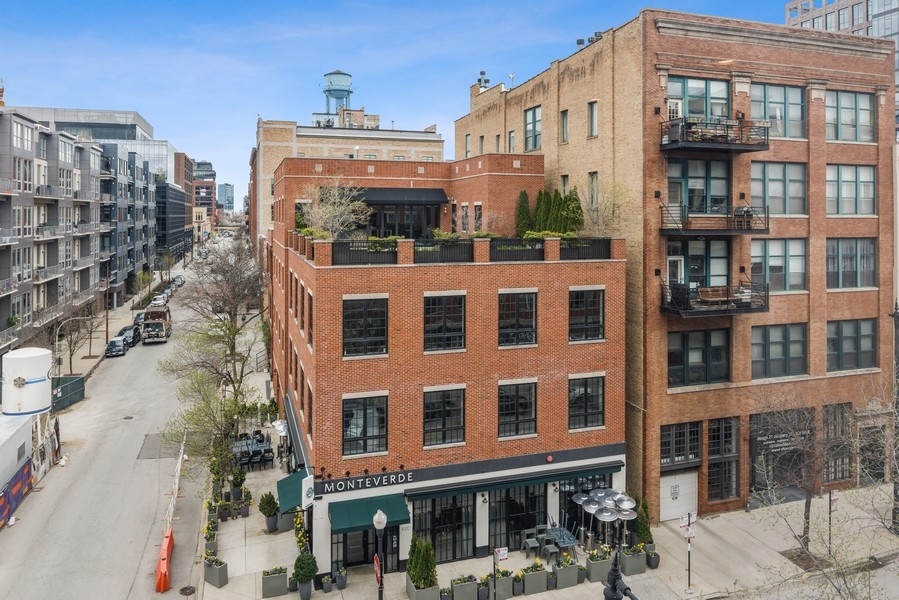 1025 West Madison Street, Unit 4 Chicago, IL 60607 - Photo 22 of 26 a front view of a building with city view
