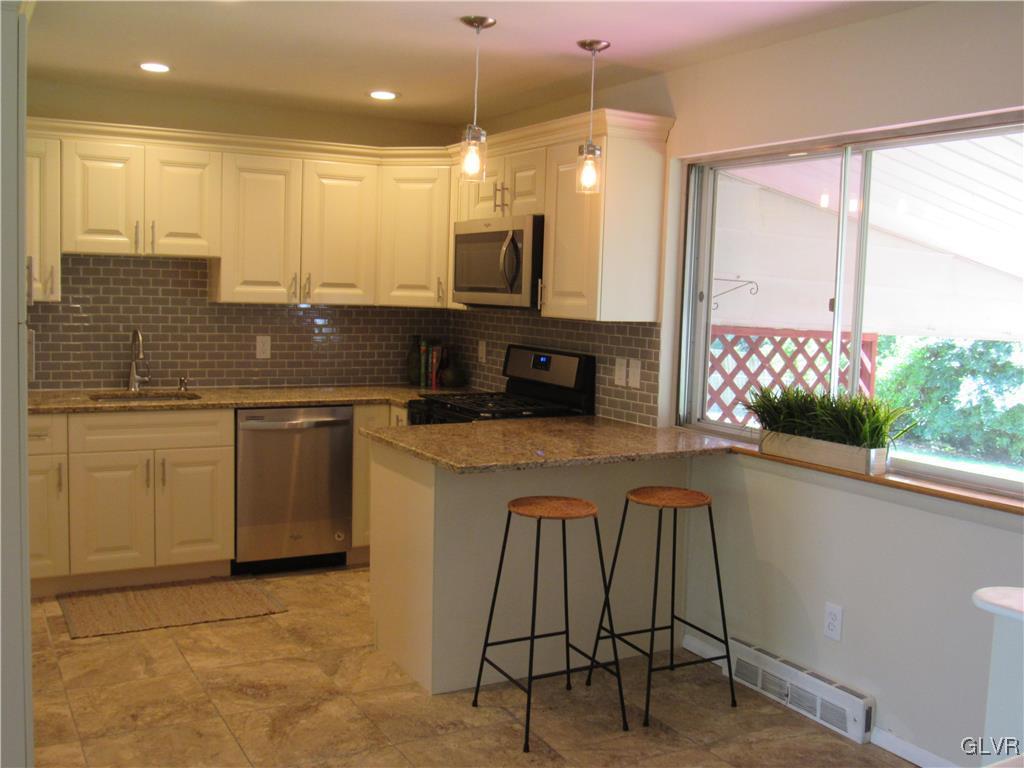 1761 Hampton Road Bethlehem, PA 18020 - Photo 4 of 16 Gallery Image 4