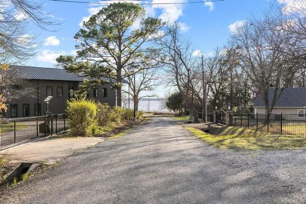 $449,900 | 1053 Paradise Cove Road, Pottsboro, TX 75076