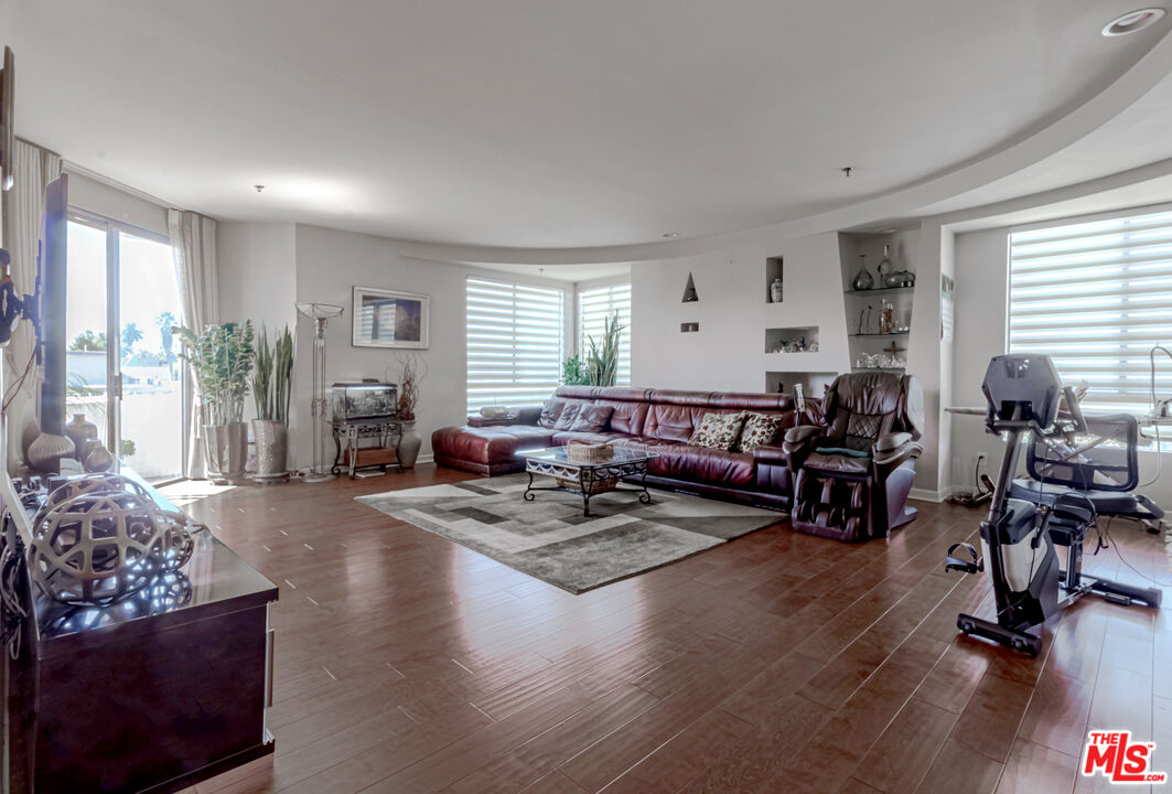 326 Westminster Avenue, Unit 401 Los Angeles, CA 90020 - Photo 1 of 22