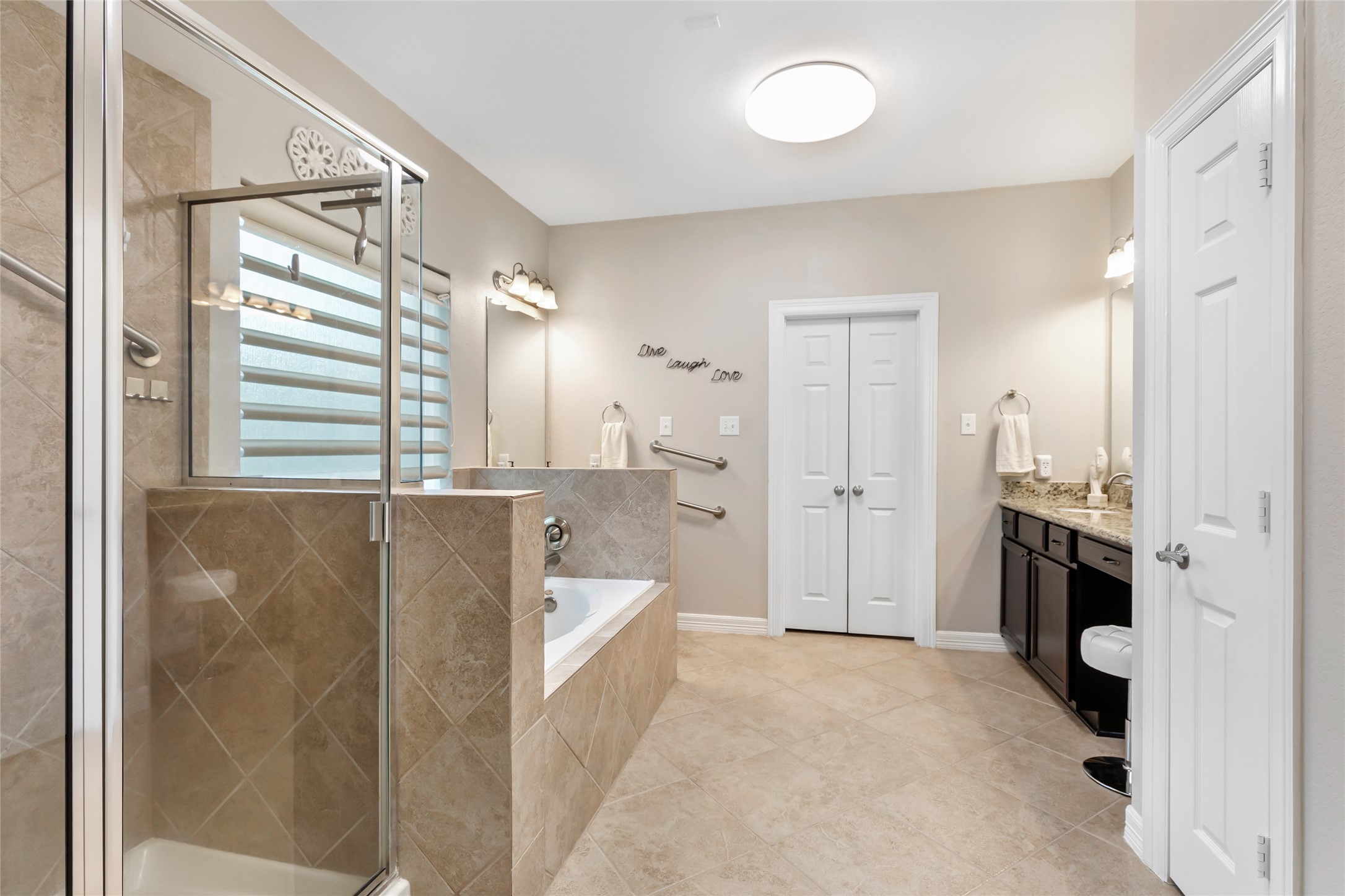 6202 Circle Back Road Baytown, TX 77523 - Photo 30 of 50 Privacy glass window