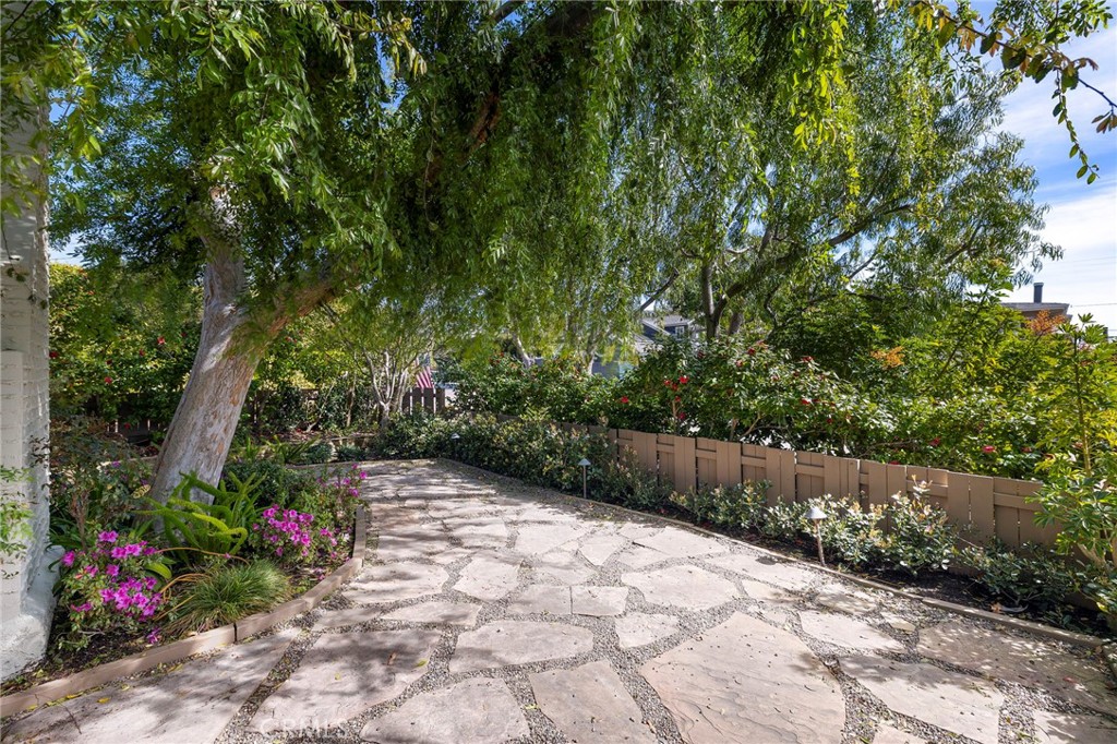 508 Seaview Street Laguna Beach, CA 92651 - Photo 21 of 28 a backyard of a house with lots of green space