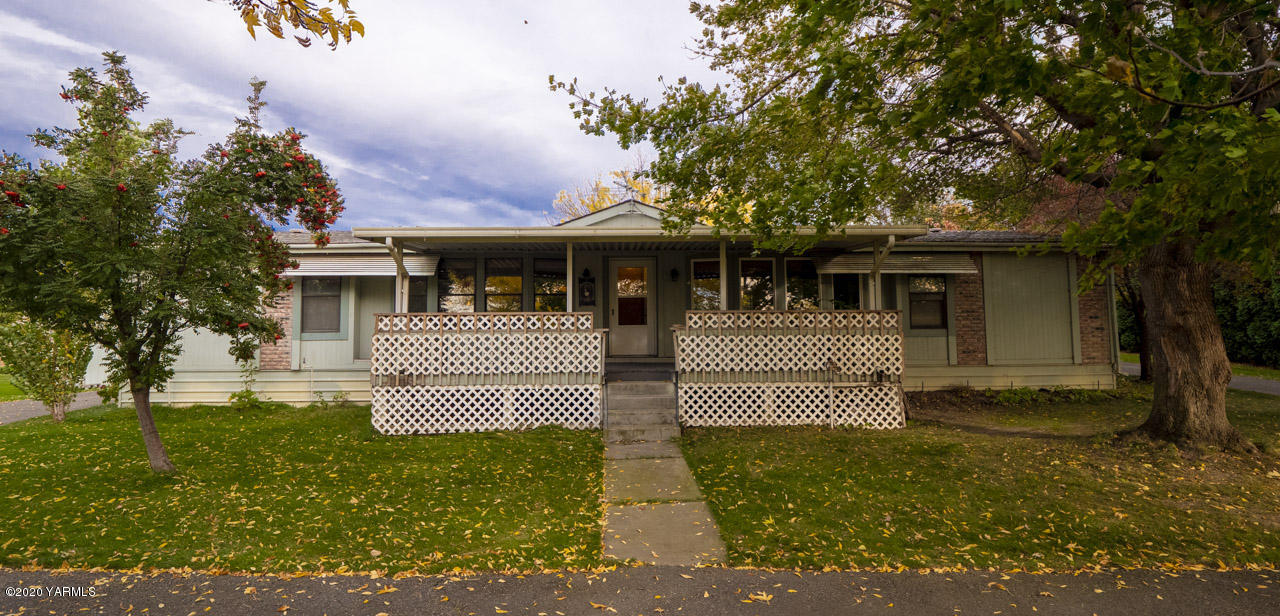 831 Swan Road Sunnyside, WA 98944 - Photo 1 of 19 front view of a house with a yard