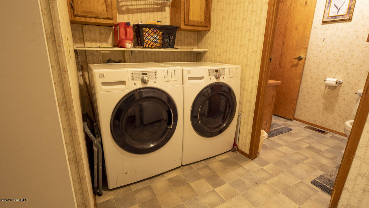 831 Swan Road Sunnyside, WA 98944 - Photo 11 of 19 a utility room with dryer and washer