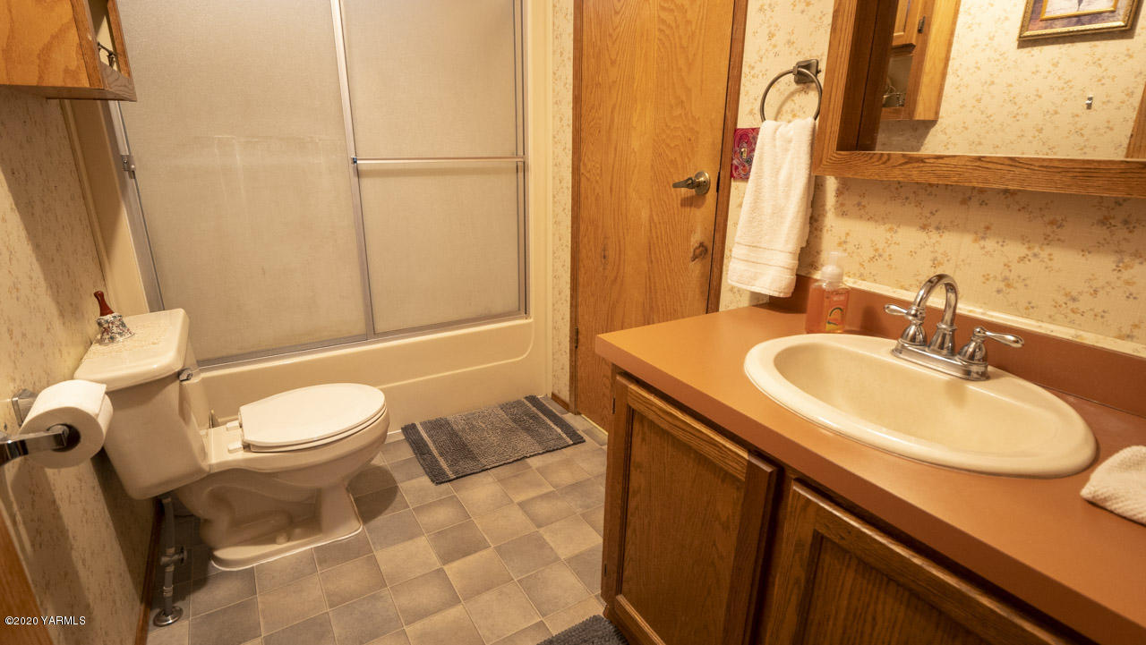 831 Swan Road Sunnyside, WA 98944 - Photo 12 of 19 a bathroom with a sink toilet and shower