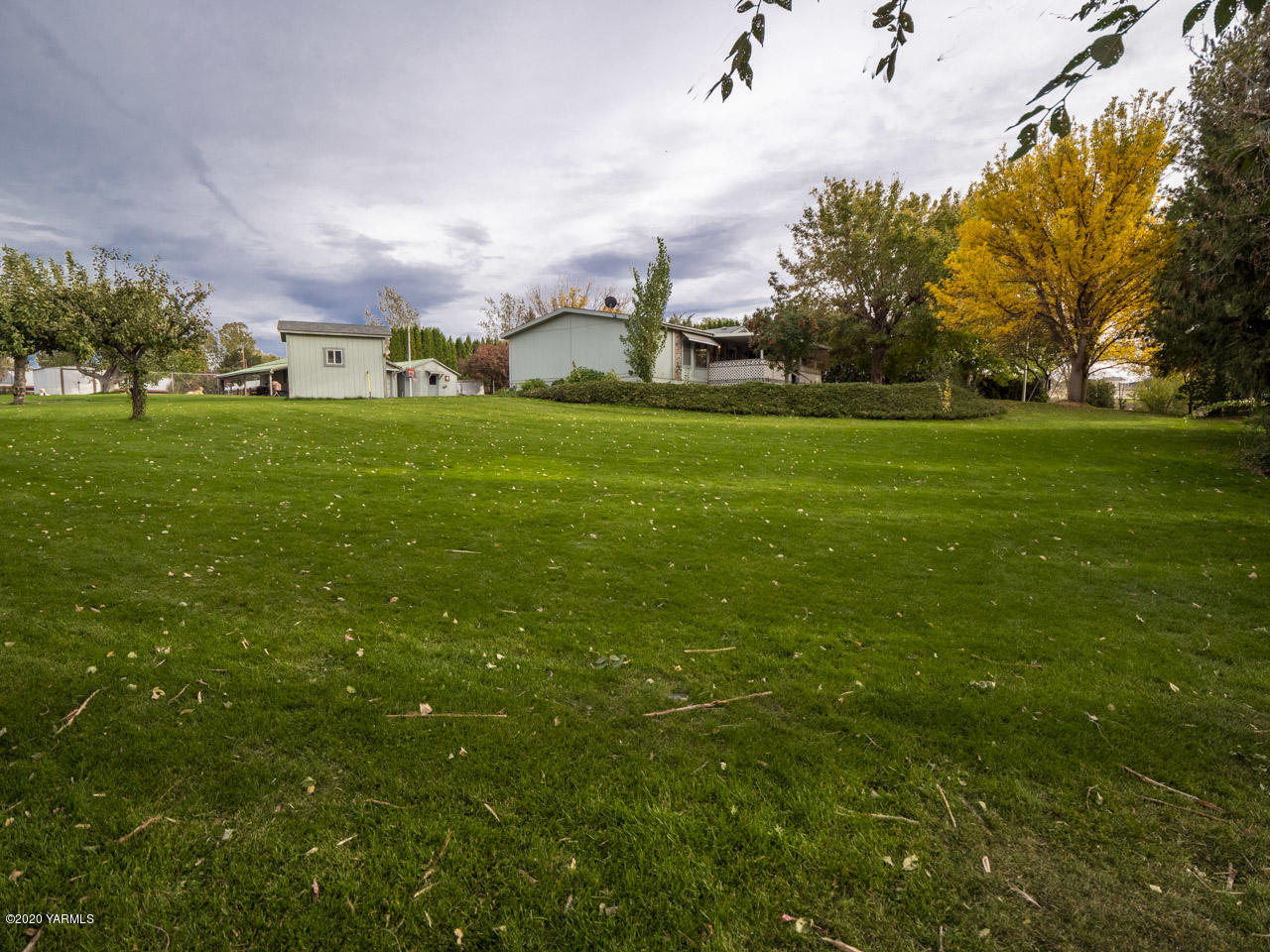 831 Swan Road Sunnyside, WA 98944 - Photo 16 of 19 a front view of a house with garden