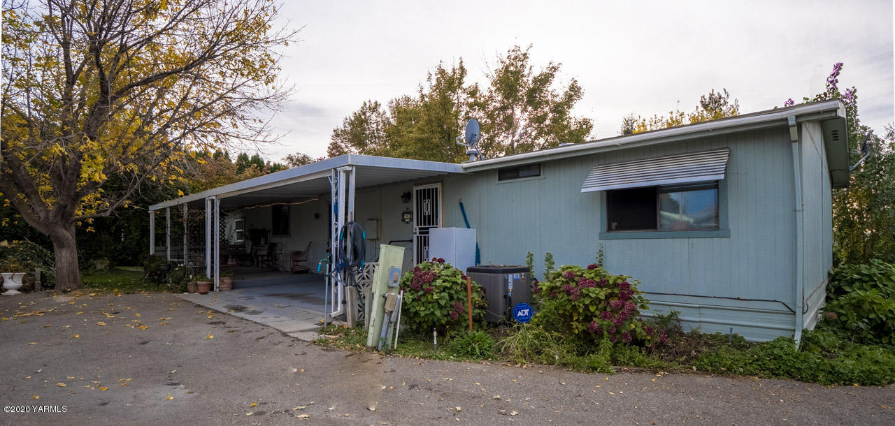 831 Swan Road Sunnyside, WA 98944 - Photo 17 of 19 a backyard of a house with plants and trees
