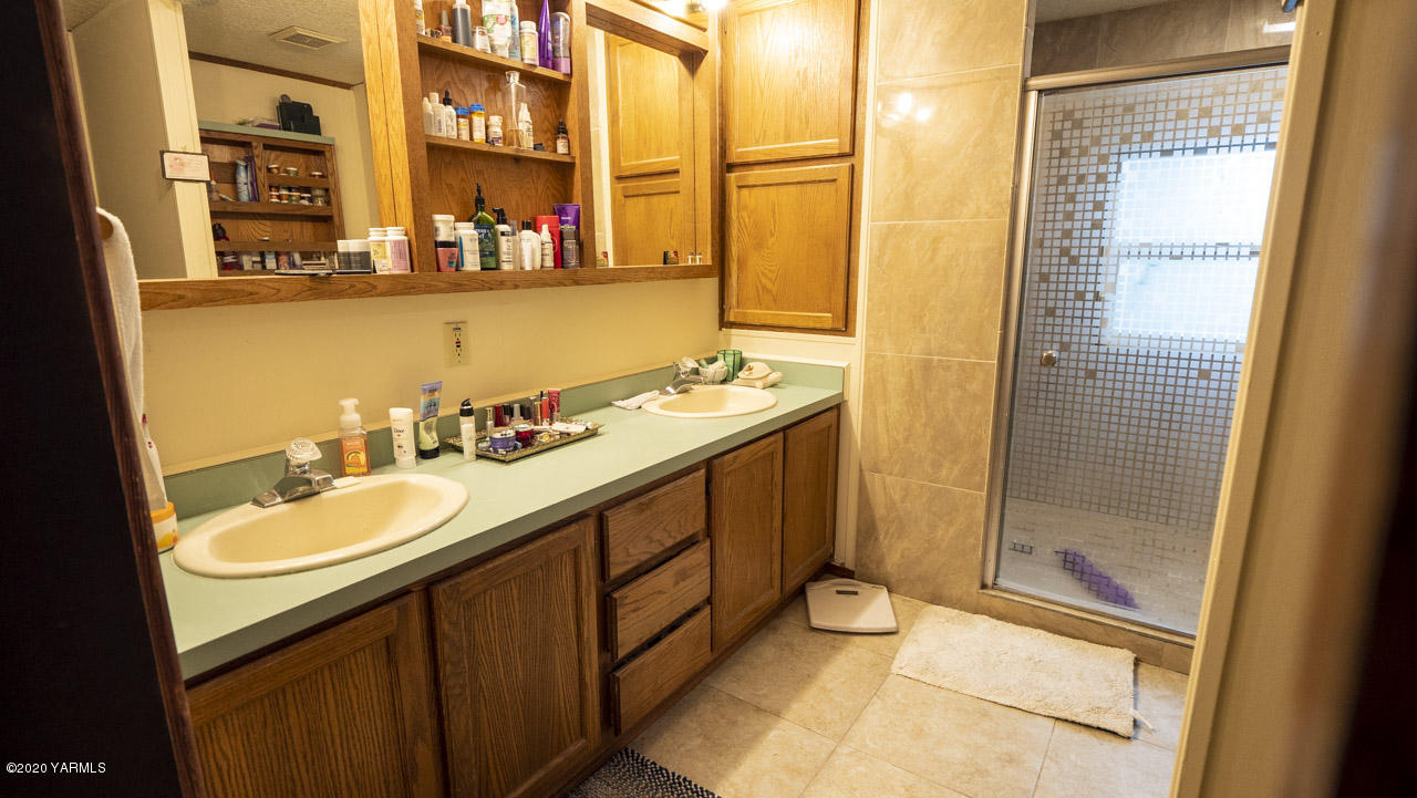 831 Swan Road Sunnyside, WA 98944 - Photo 18 of 19 a bathroom with a double vanity sink and a mirror
