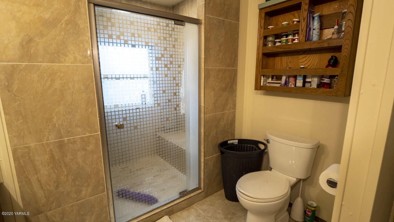 831 Swan Road Sunnyside, WA 98944 - Photo 19 of 19 a bathroom with a toilet and a shower