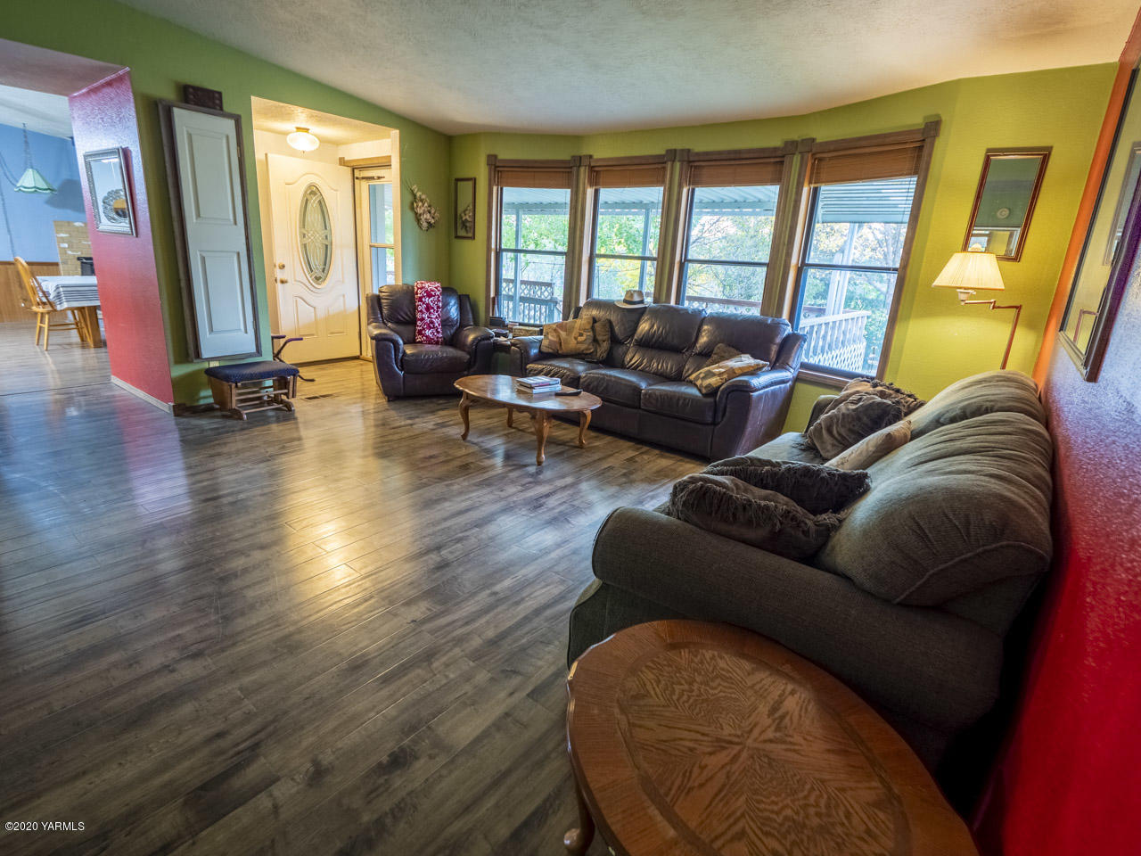 831 Swan Road Sunnyside, WA 98944 - Photo 4 of 19 a living room with furniture and a large window