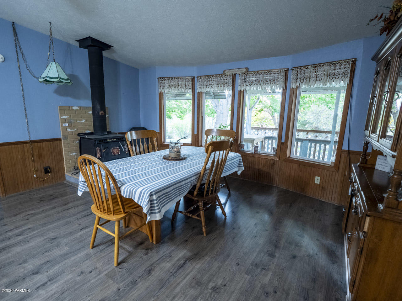 831 Swan Road Sunnyside, WA 98944 - Photo 7 of 19 a dining room with furniture and wooden floor