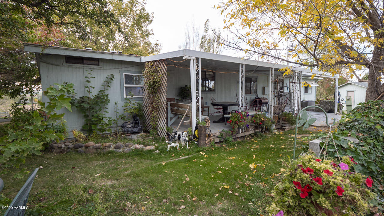 831 Swan Road Sunnyside, WA 98944 - Photo 9 of 19 a view of a house with patio