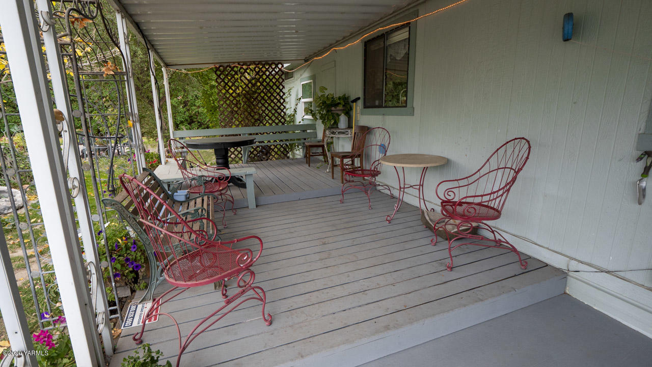 831 Swan Road Sunnyside, WA 98944 - Photo 10 of 19 a outdoor space with furniture