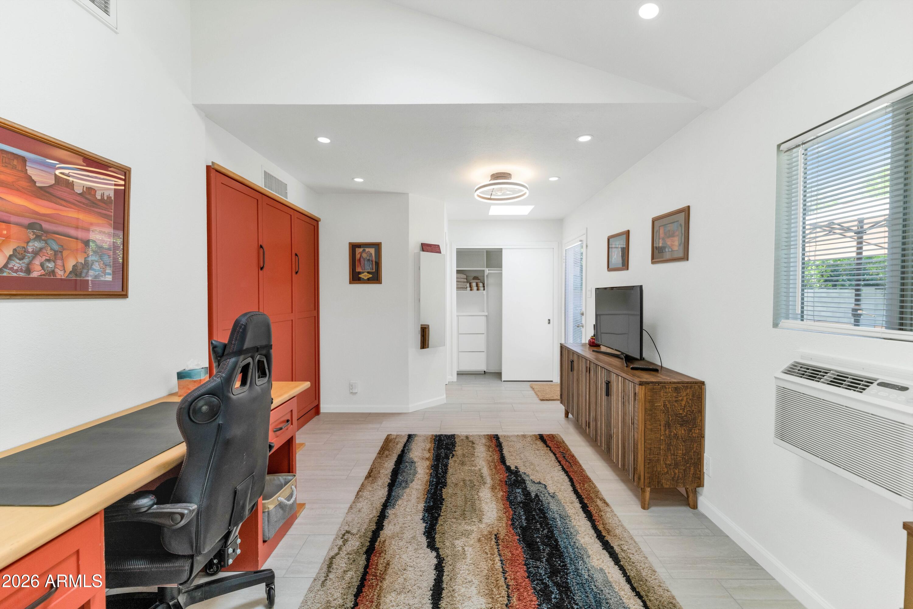 4406 North Dromedary Road Phoenix, AZ 85018 - Photo 13 of 23 015-021-TOD2432-4200x2800