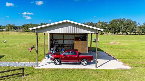 a en suite bathroom with a double vanity sink and a mirror