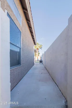 a view of a back yard