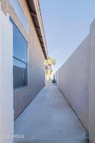 a view of a back yard