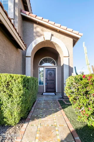 a view of front of a house with a yard