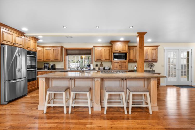 6015 Dark Hollow Road Medford, OR 97501 - Photo 11 of 95 Breakfast Bar