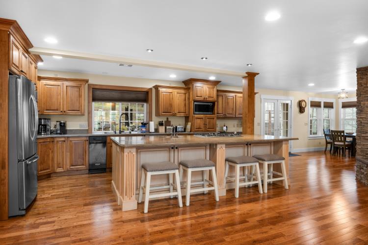 6015 Dark Hollow Road Medford, OR 97501 - Photo 12 of 95 Kitchen