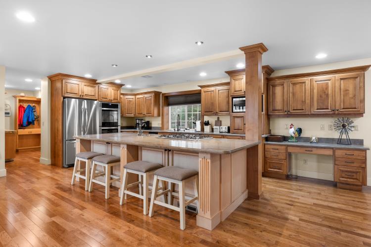 6015 Dark Hollow Road Medford, OR 97501 - Photo 13 of 95 Breakfast Bar