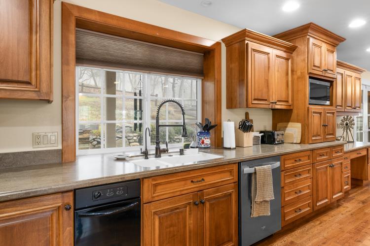 6015 Dark Hollow Road Medford, OR 97501 - Photo 14 of 95 Kitchen
