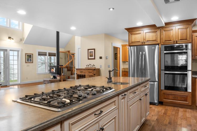 6015 Dark Hollow Road Medford, OR 97501 - Photo 15 of 95 kitchen