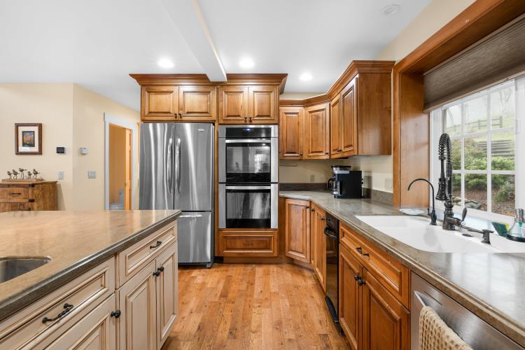 6015 Dark Hollow Road Medford, OR 97501 - Photo 16 of 95 kitchen