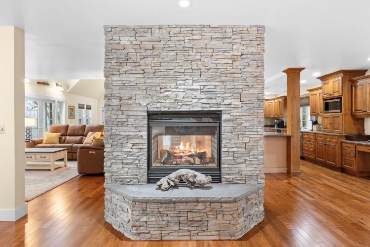 6015 Dark Hollow Road Medford, OR 97501 - Photo 19 of 95 Pass Through Gas Fireplace