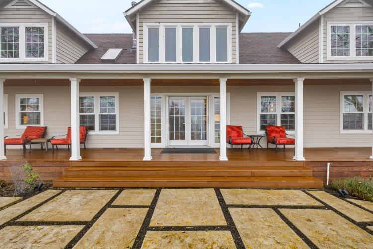 6015 Dark Hollow Road Medford, OR 97501 - Photo 2 of 95 Front Porch