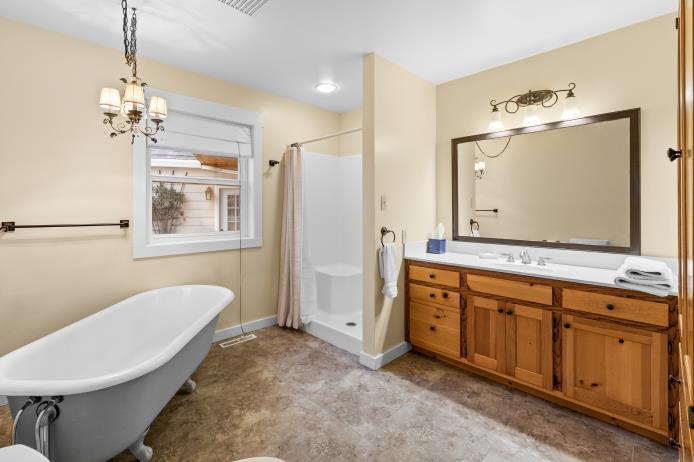6015 Dark Hollow Road Medford, OR 97501 - Photo 32 of 95 Downstairs Primary Bath