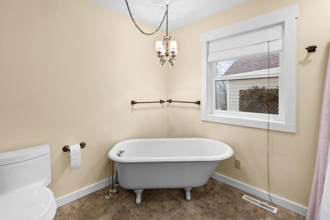 6015 Dark Hollow Road Medford, OR 97501 - Photo 33 of 95 Claw Foot Tub in Downstairs Primary