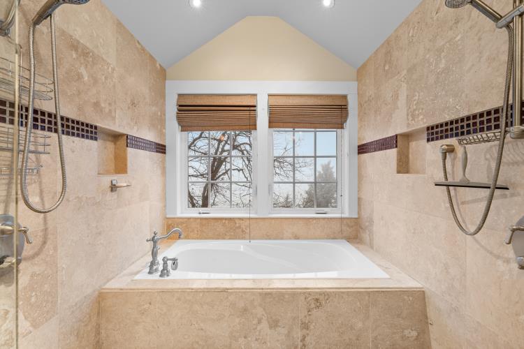 6015 Dark Hollow Road Medford, OR 97501 - Photo 45 of 95 Upstairs Primary Bathroom