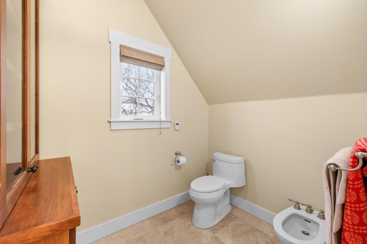 6015 Dark Hollow Road Medford, OR 97501 - Photo 46 of 95 Upstairs Primary
