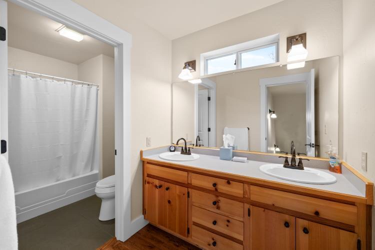 6015 Dark Hollow Road Medford, OR 97501 - Photo 52 of 95 Upstairs Guest Bathroom