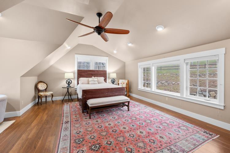 6015 Dark Hollow Road Medford, OR 97501 - Photo 58 of 95 Guest Room