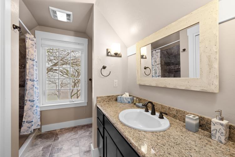 6015 Dark Hollow Road Medford, OR 97501 - Photo 59 of 95 Upstairs Guest Bath
