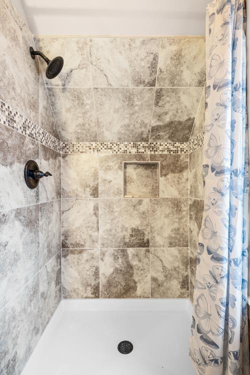 6015 Dark Hollow Road Medford, OR 97501 - Photo 60 of 95 Upstairs Guest Shower