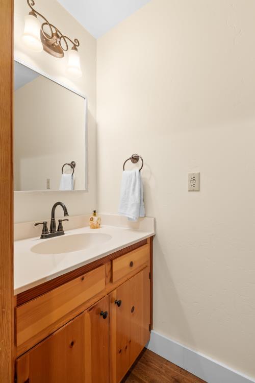 6015 Dark Hollow Road Medford, OR 97501 - Photo 61 of 95 Downstairs Guest Bath off the Mud Room