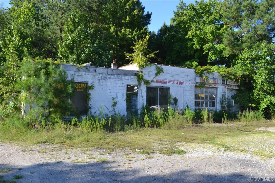 a view of a back yard