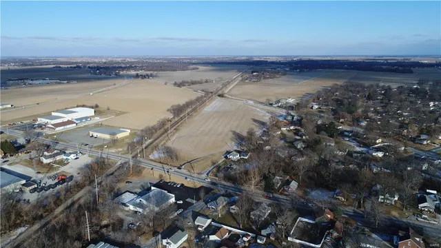 $695,000 | 1 State Highway, Highland, IL 62249