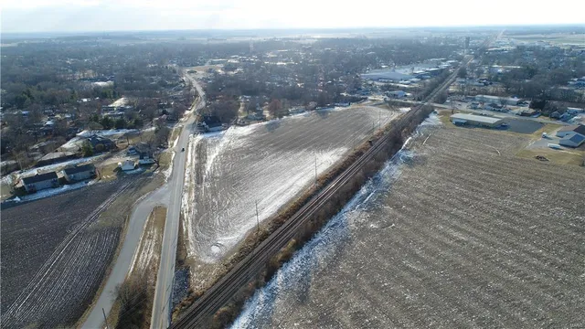 $695,000 | 1 State Highway, Highland, IL 62249