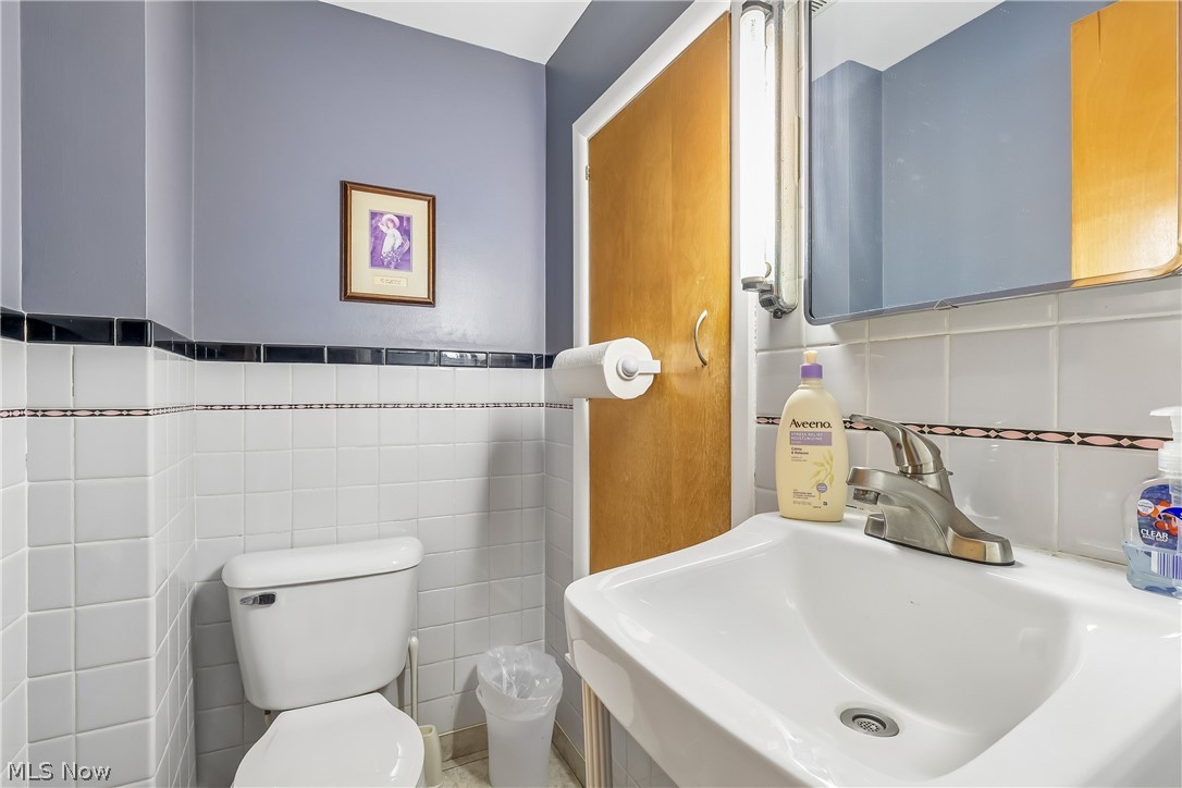 836 Jacoby Road Akron, OH 44333 - Photo 14 of 45 First floor full bathroom