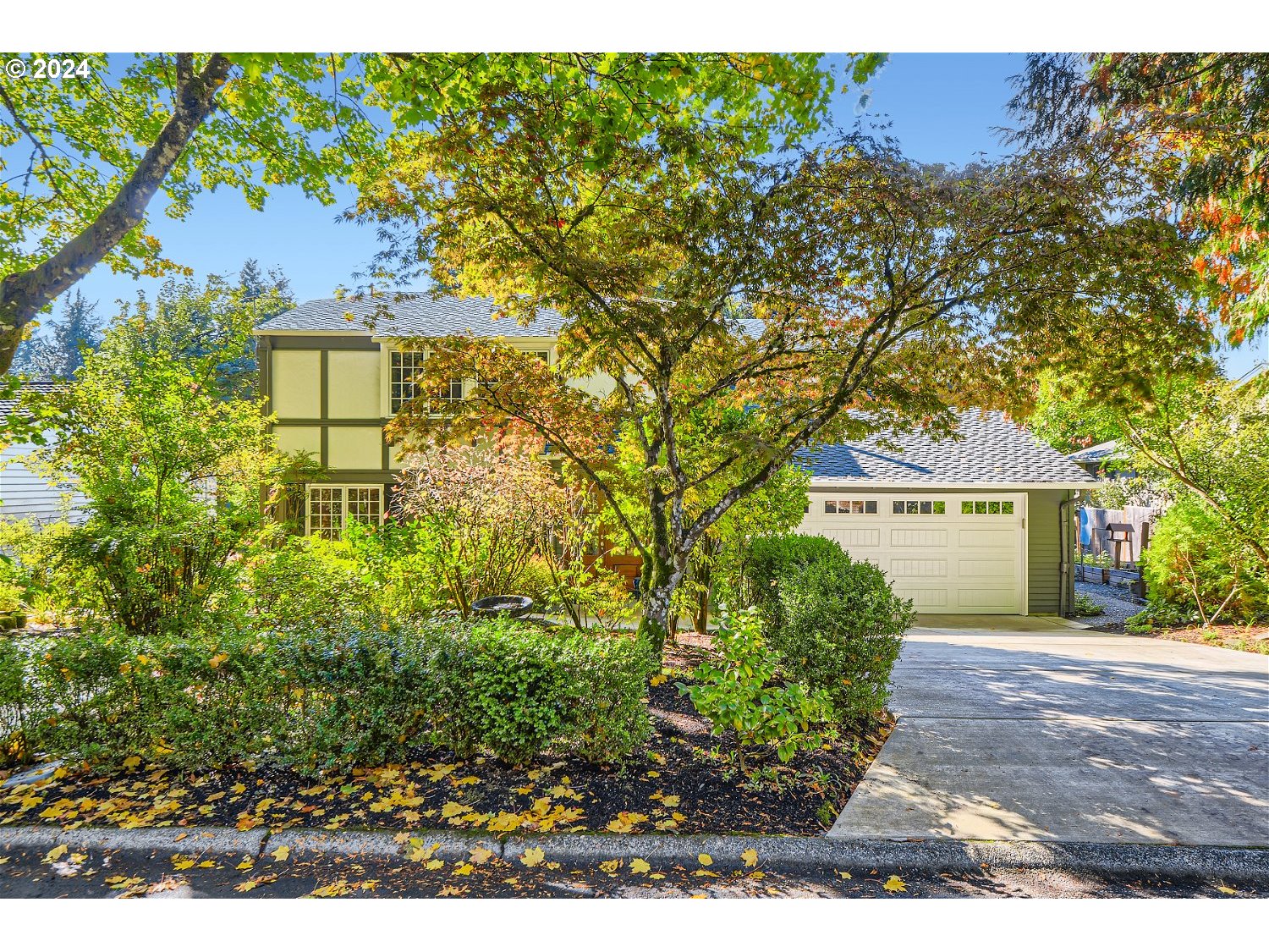 34 Da Vinci Lake Oswego, OR 97035 - Photo 1 of 1 a view of a back yard of the house