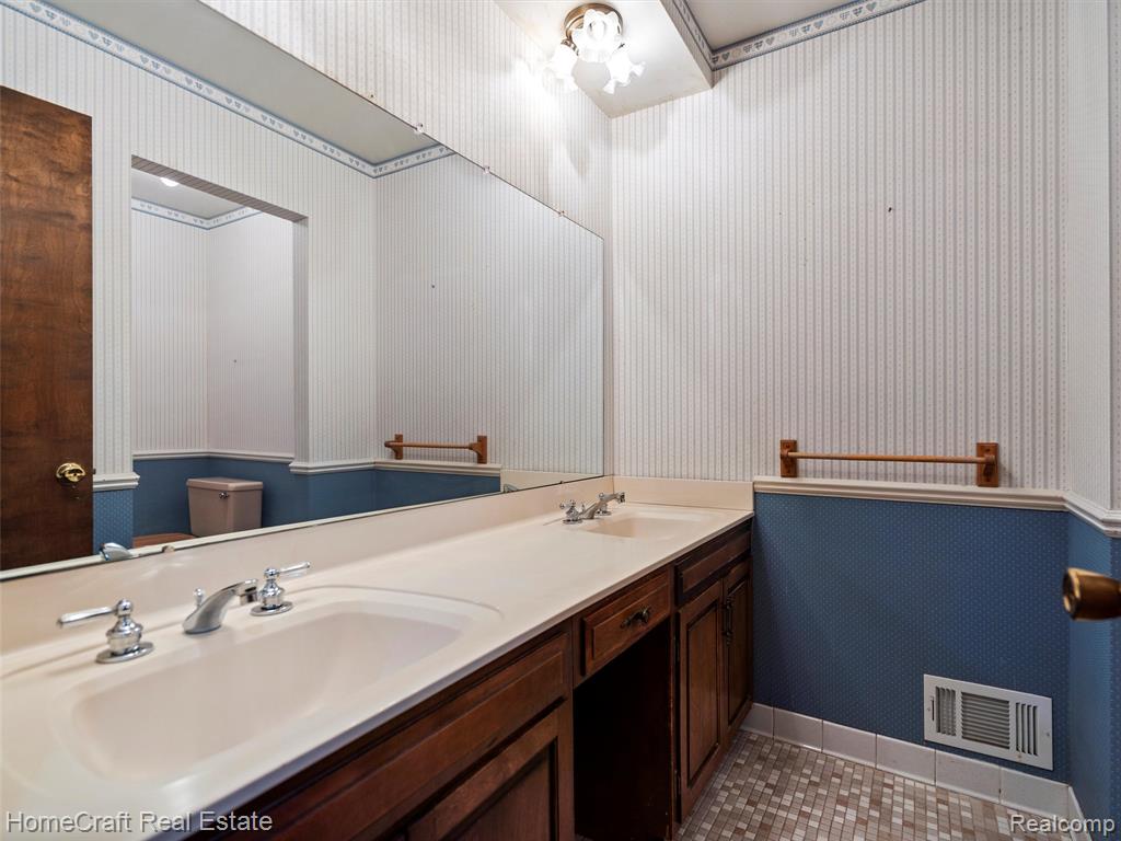 28210 Ridgebrook Road Farmington Hills, MI 48334 - Photo 17 of 42